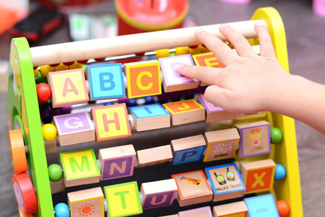 Іграшки для вивчення літер та цифр