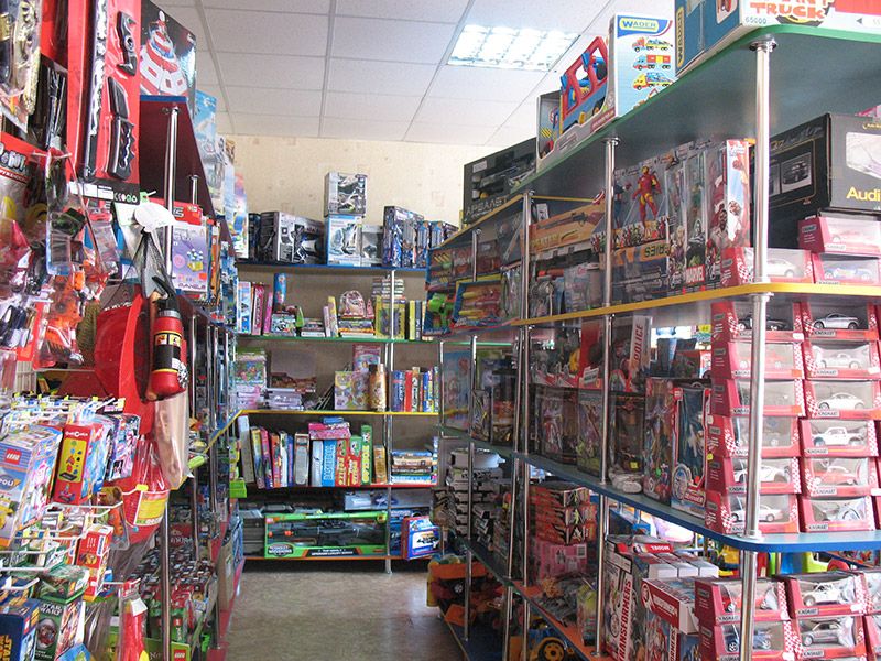 Магазин Лоло1. Стелажі з іграшками в торговому залі. Фото