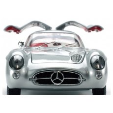 Автомодель (1:18) 1955 Mercedes Benz 300 SLR "Uhlenhaut Coupe" серебристый
