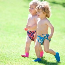 Трусики для плавания Konfidence Aquanappies Strawberry для детей в возрасте от 3 до 30 месяцев (цвет: темно-синий; узор: клубнички)